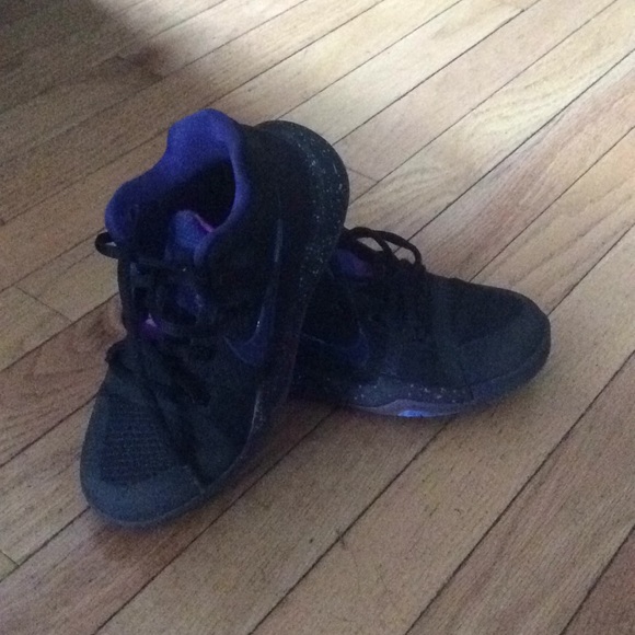 Nike, Kyrie's youth size 13 - Picture 2 of 3